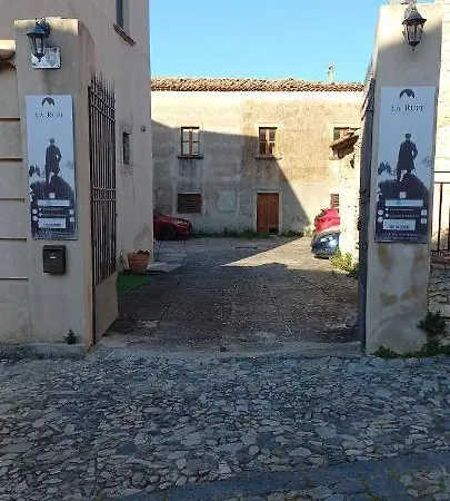 La Rupe Bed and breakfast